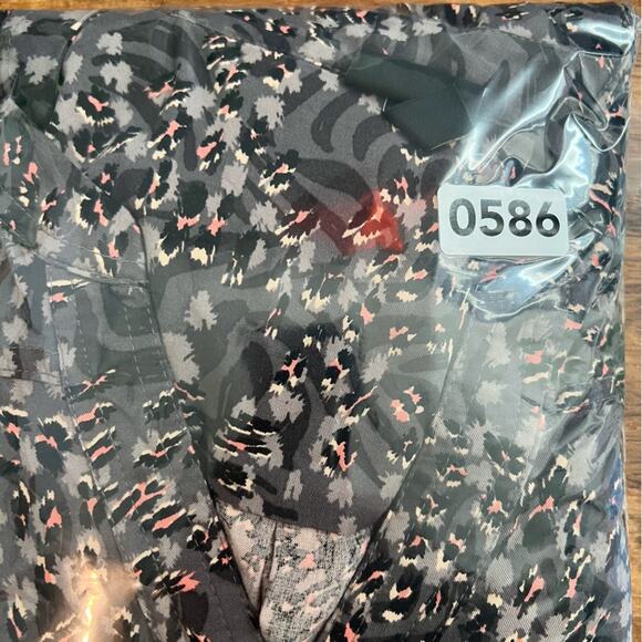 Torrid Animal Print V-neck Blouse | Women’s Size 5/28 - Picture 8 of 8